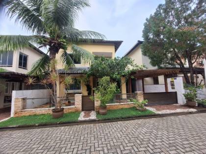 Casa duplex mobiliada em Buraquinho (Foz do Joanes)