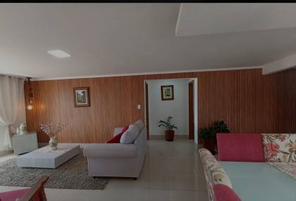 Casa de Cond. Para Vender com 3/4, 2 suítes no Centro.