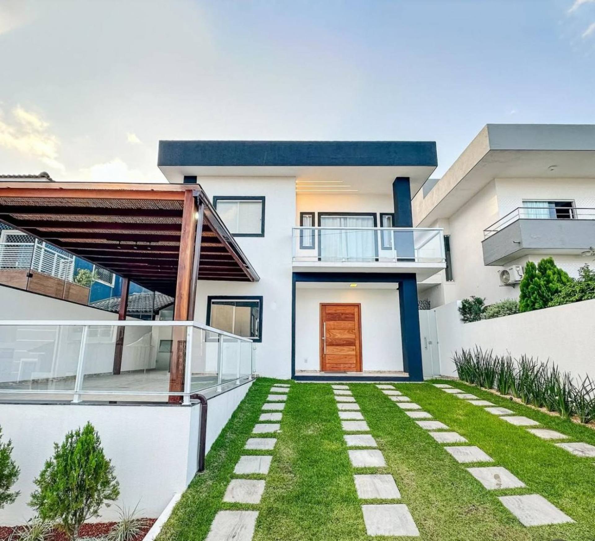 Casa á Venda com 4/4, sendo 3 suítes no condomínio Solares.