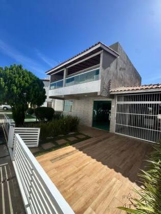 Casa no cond. Flora Residence, 4 Suítes com energia solar.