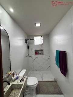 Casa para Aluguel em Buraquinho – 4 Quartos, Suíte e Varanda.