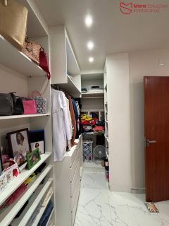 Casa para Aluguel em Buraquinho – 4 Quartos, Suíte e Varanda.