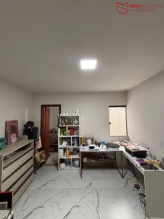 Casa para Aluguel em Buraquinho – 4 Quartos, Suíte e Varanda.