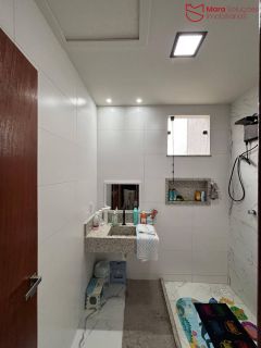 Casa para Aluguel em Buraquinho – 4 Quartos, Suíte e Varanda.