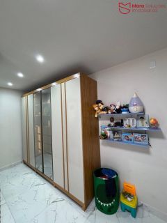 Casa para Aluguel em Buraquinho – 4 Quartos, Suíte e Varanda.