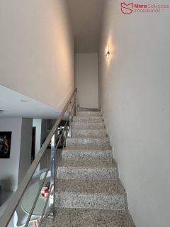 Casa para Aluguel em Buraquinho – 4 Quartos, Suíte e Varanda.