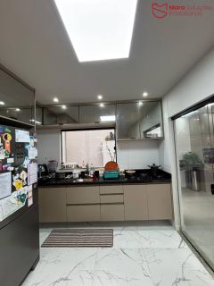 Casa para Aluguel em Buraquinho – 4 Quartos, Suíte e Varanda.