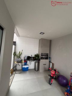 Casa para Aluguel em Buraquinho – 4 Quartos, Suíte e Varanda.