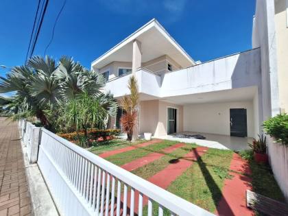 Casa Para Alugar Com 4/4, sendo 3 suites no Foz do Joanes - Buraquinho.