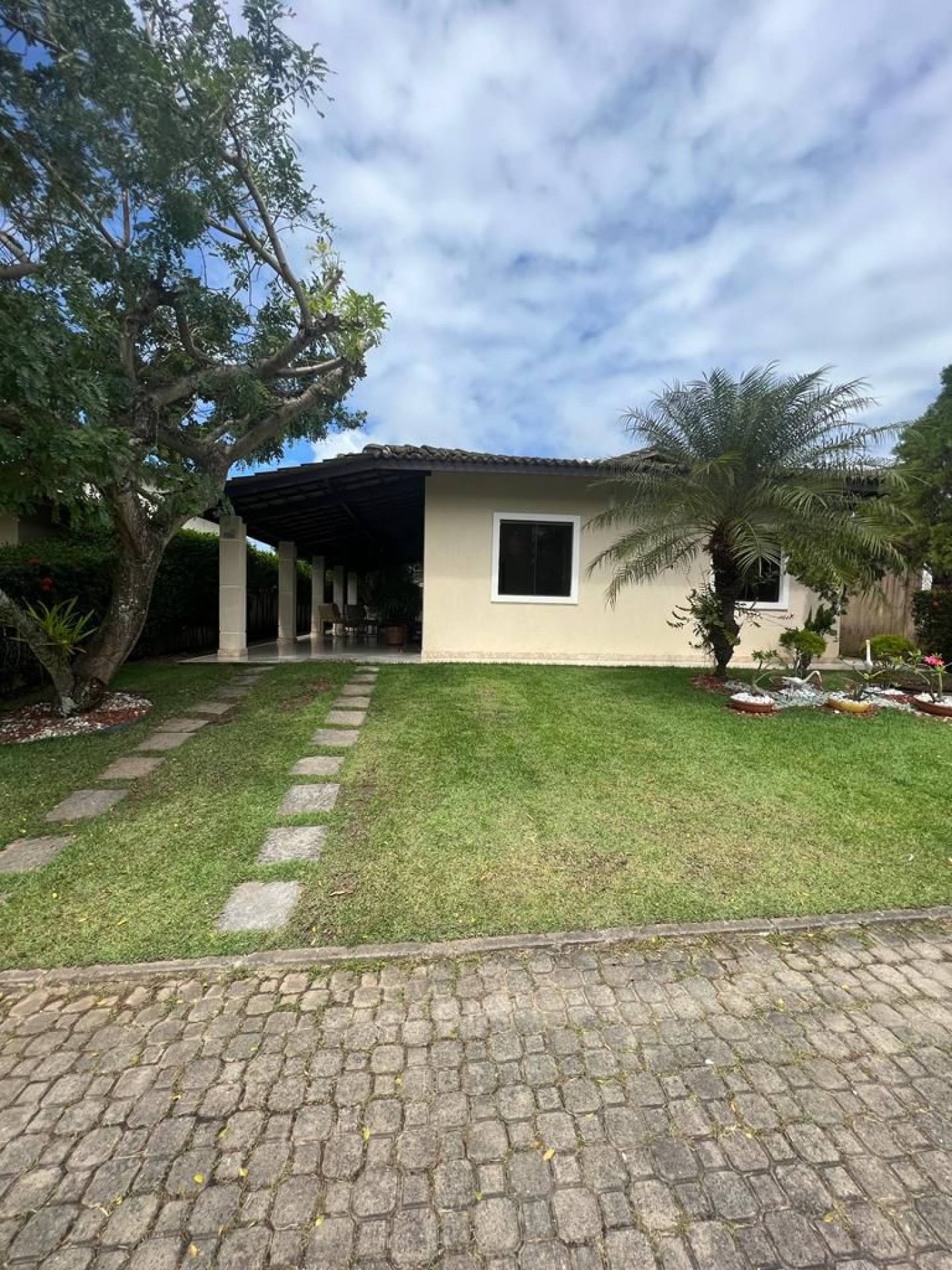 Casa térrea no condomínio Maanaim - Abrantes 3/4 sendo uma suíte com ENERGIA SOLAR.