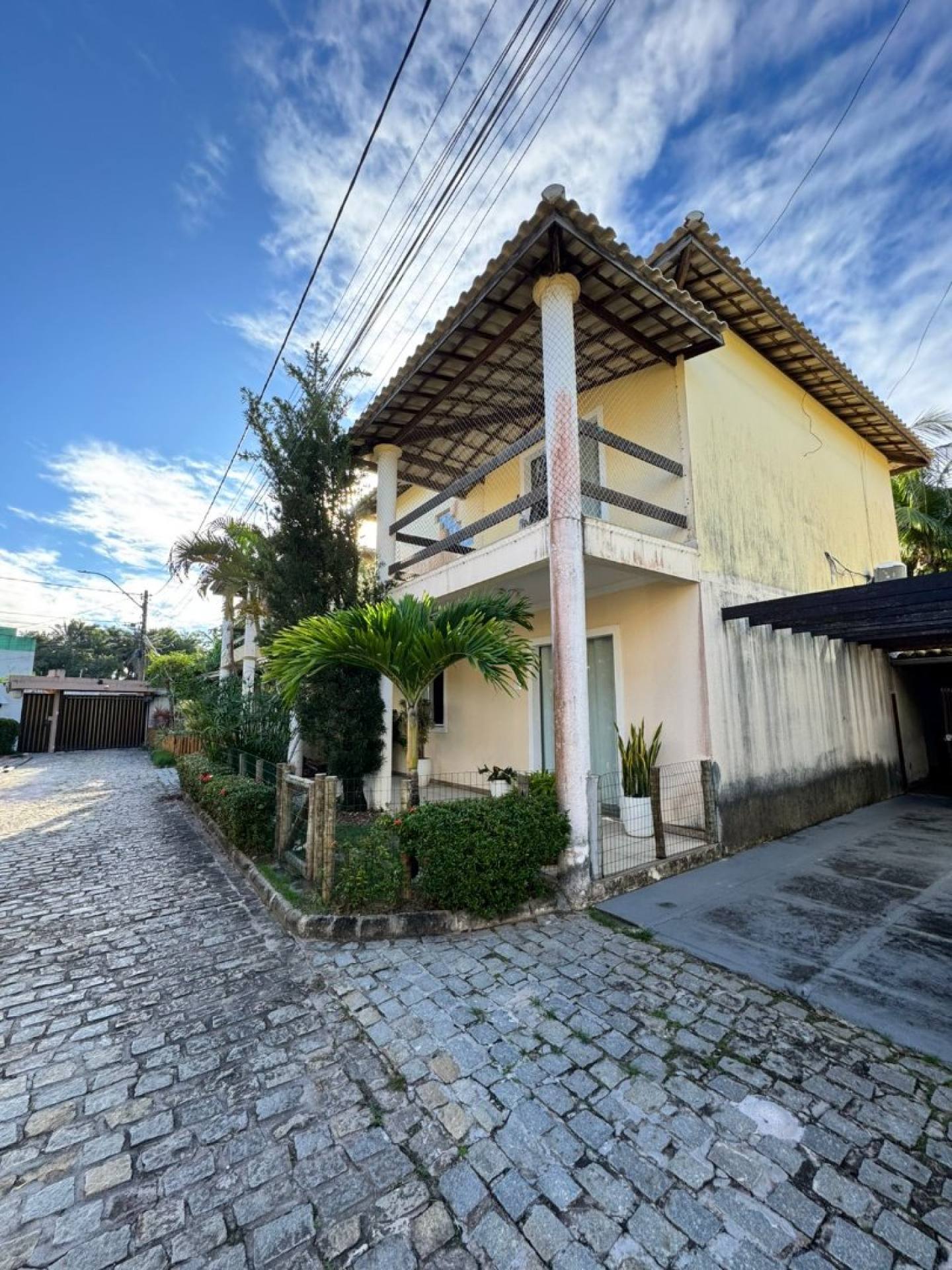 Casa à Venda no Condomínio Portão do Sol – Praia de Buraquinho.