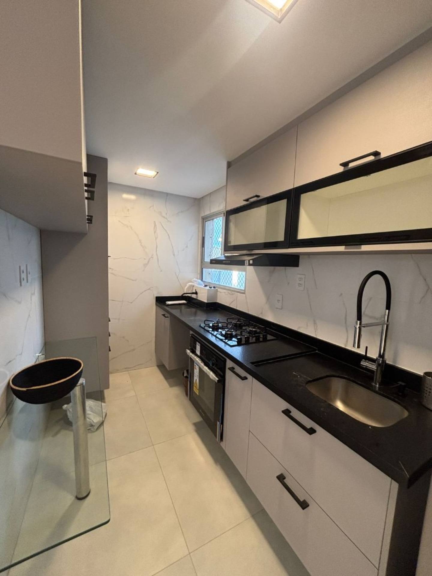 Apartamento 3/4 em Buraquinho semi- mobiliado – Lauro de Freitas para locação.