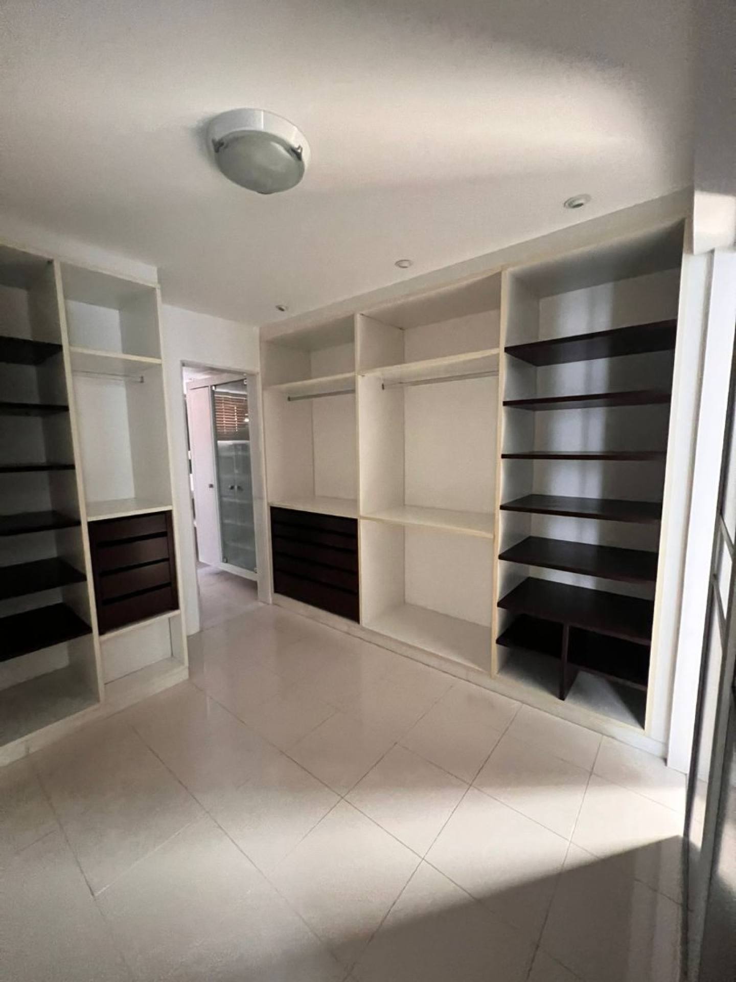 Casa alto padrão cond. Horto Vilas – 4 suítes.