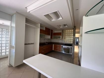 Casa alto padrão cond. Horto Vilas – 4 suítes.