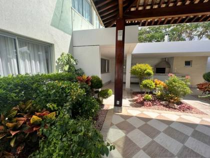 Casa alto padrão cond. Horto Vilas – 4 suítes.