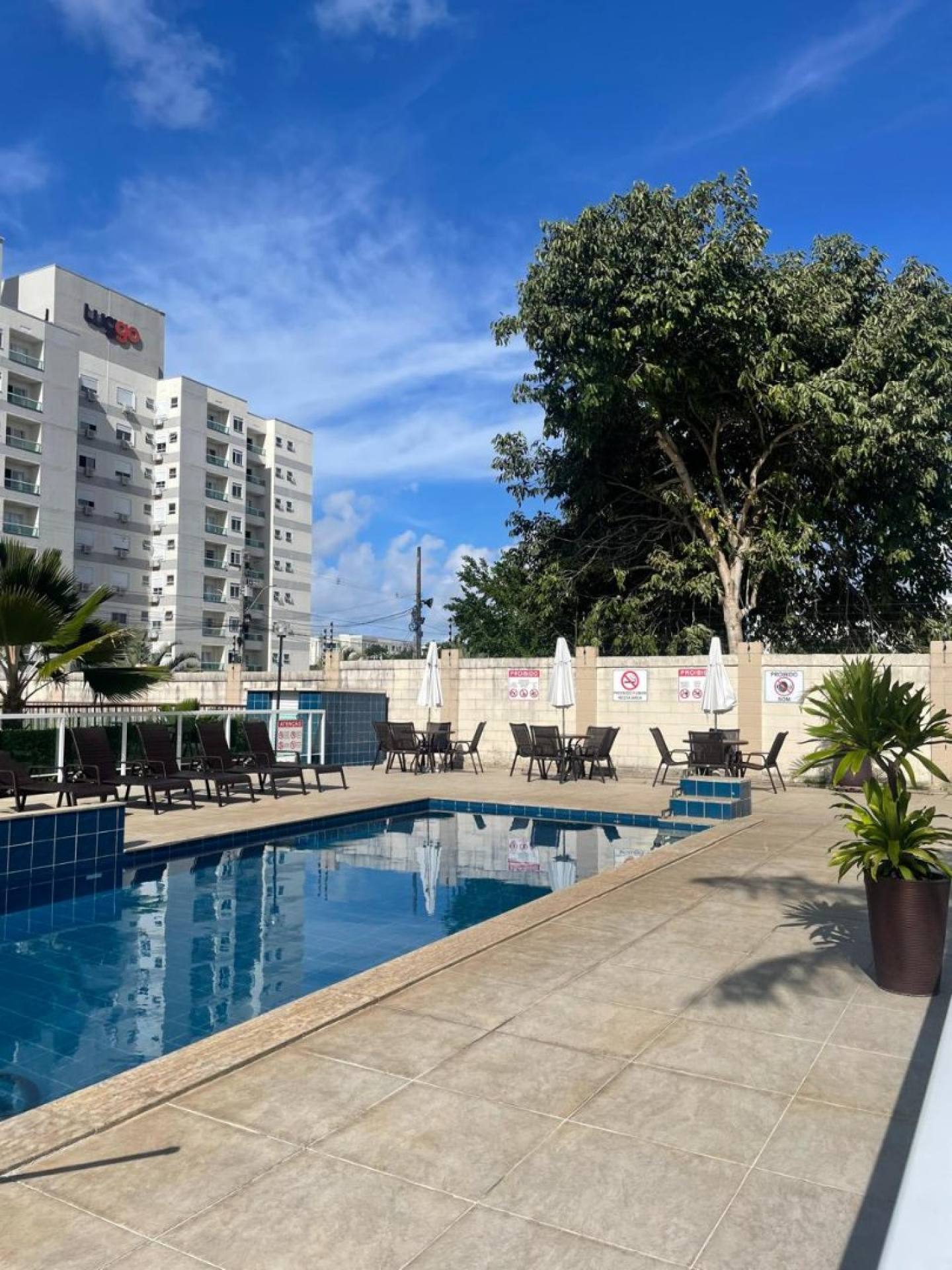 Apartamento á Venda com 2/4 no CONDOMÍNIO SOLAR DAS FLORES.