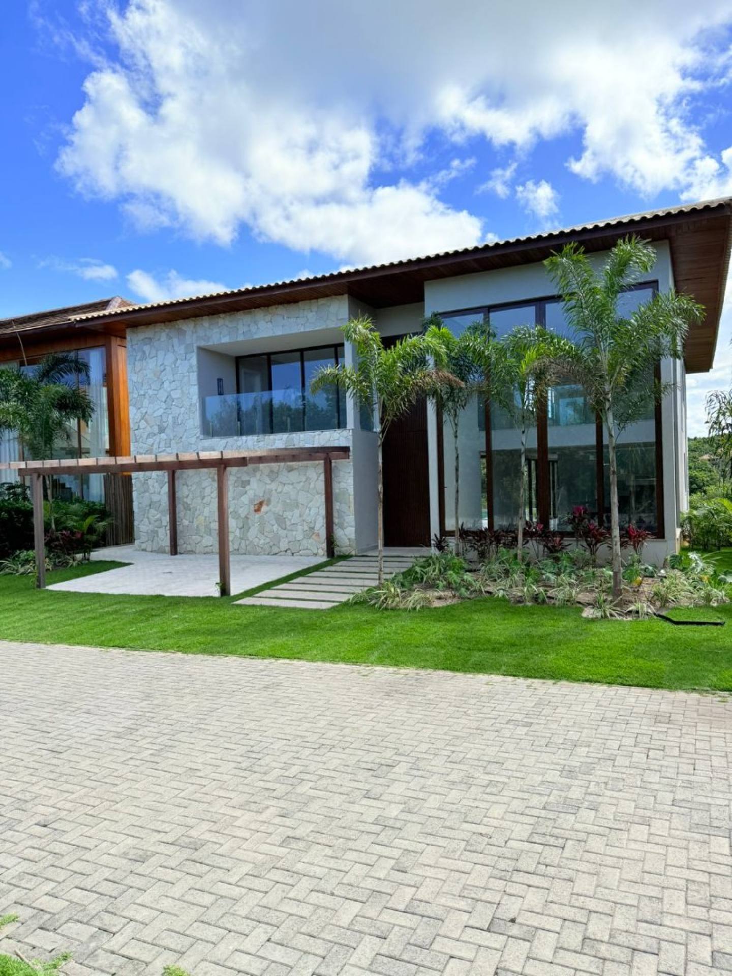 Casa Alto Padrão à Venda no Condomínio Praia Bella, Localização privilegiada: lote com frente, fundo e lateral direita para alameda.