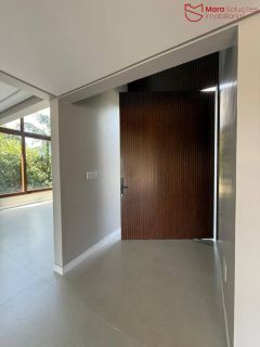Casa Alto Padrão à Venda no Condomínio Praia Bella, Localização privilegiada: lote com frente, fundo e lateral direita para alameda.