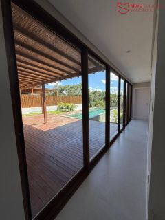 Casa Alto Padrão à Venda no Condomínio Praia Bella, Localização privilegiada: lote com frente, fundo e lateral direita para alameda.