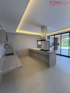 Casa Alto Padrão à Venda no Condomínio Praia Bella, Localização privilegiada: lote com frente, fundo e lateral direita para alameda.
