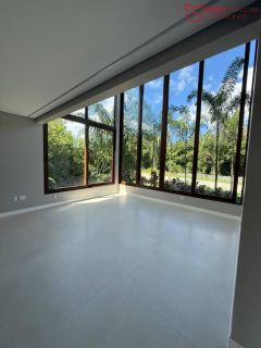 Casa Alto Padrão à Venda no Condomínio Praia Bella, Localização privilegiada: lote com frente, fundo e lateral direita para alameda.