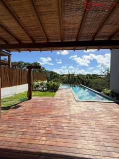 Casa Alto Padrão à Venda no Condomínio Praia Bella, Localização privilegiada: lote com frente, fundo e lateral direita para alameda.