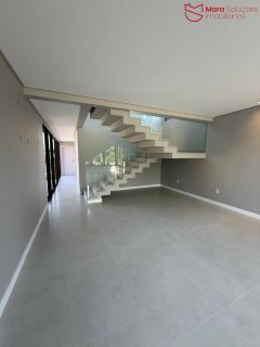 Casa Alto Padrão à Venda no Condomínio Praia Bella, Localização privilegiada: lote com frente, fundo e lateral direita para alameda.