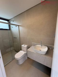 Casa Alto Padrão à Venda no Condomínio Praia Bella, Localização privilegiada: lote com frente, fundo e lateral direita para alameda.
