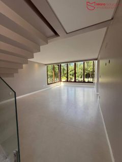 Casa Alto Padrão à Venda no Condomínio Praia Bella, Localização privilegiada: lote com frente, fundo e lateral direita para alameda.