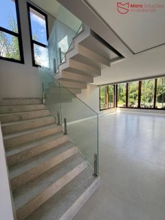 Casa Alto Padrão à Venda no Condomínio Praia Bella, Localização privilegiada: lote com frente, fundo e lateral direita para alameda.