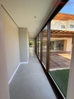 Casa Alto Padrão à Venda no Condomínio Praia Bella, Localização privilegiada: lote com frente, fundo e lateral direita para alameda.