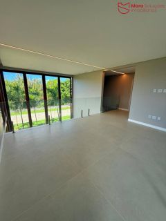 Casa Alto Padrão à Venda no Condomínio Praia Bella, Localização privilegiada: lote com frente, fundo e lateral direita para alameda.