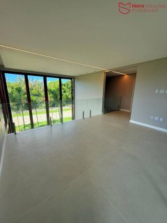 Casa Alto Padrão à Venda no Condomínio Praia Bella, Localização privilegiada: lote com frente, fundo e lateral direita para alameda.