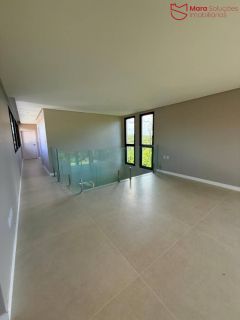 Casa Alto Padrão à Venda no Condomínio Praia Bella, Localização privilegiada: lote com frente, fundo e lateral direita para alameda.