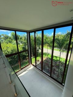 Casa Alto Padrão à Venda no Condomínio Praia Bella, Localização privilegiada: lote com frente, fundo e lateral direita para alameda.