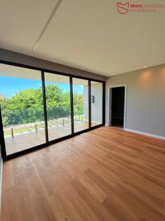 Casa Alto Padrão à Venda no Condomínio Praia Bella, Localização privilegiada: lote com frente, fundo e lateral direita para alameda.
