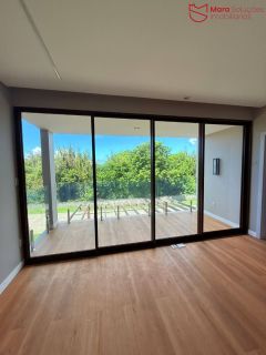 Casa Alto Padrão à Venda no Condomínio Praia Bella, Localização privilegiada: lote com frente, fundo e lateral direita para alameda.