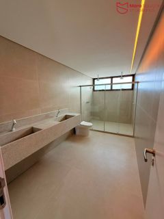 Casa Alto Padrão à Venda no Condomínio Praia Bella, Localização privilegiada: lote com frente, fundo e lateral direita para alameda.