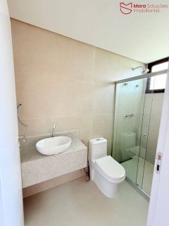 Casa Alto Padrão à Venda no Condomínio Praia Bella, Localização privilegiada: lote com frente, fundo e lateral direita para alameda.