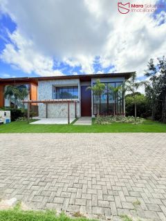 Casa Alto Padrão à Venda no Condomínio Praia Bella, Localização privilegiada: lote com frente, fundo e lateral direita para alameda.
