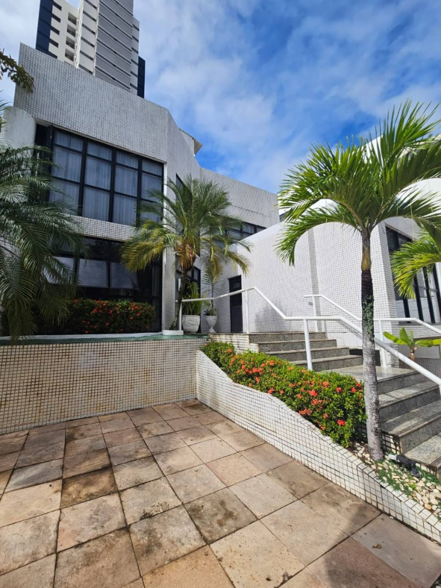 ALUGUEL COMERCIAL – CAMINHOS DAS ÁRVORES.