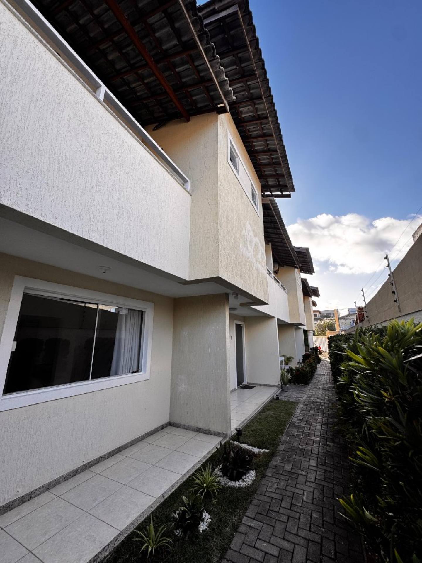 Village com 3 suítes a 700m do calçadão de Vilas do Atlantico - Lauro de Freitas.