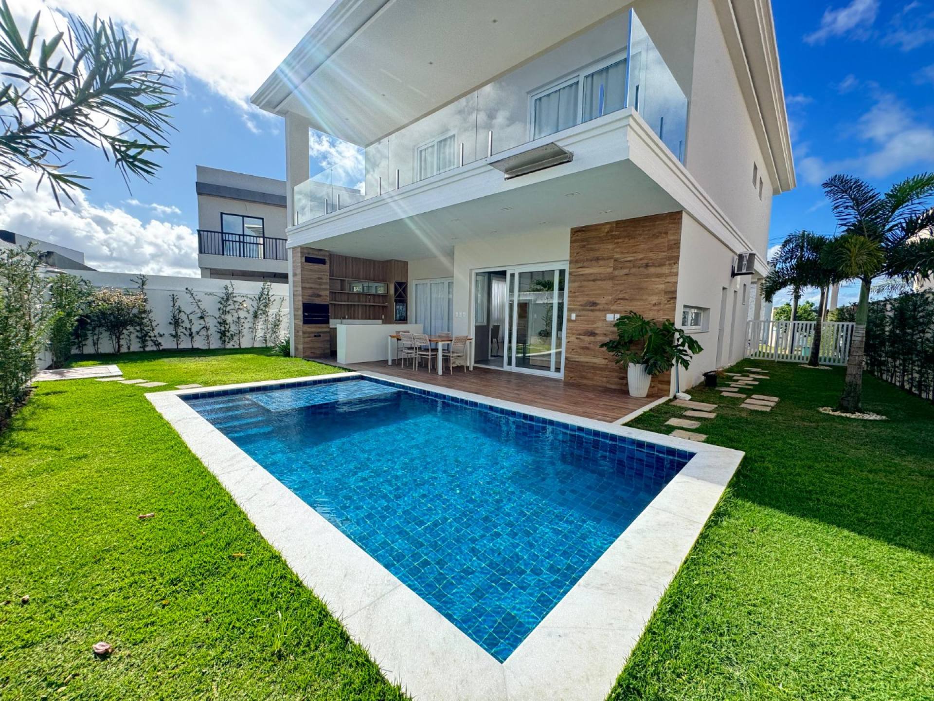 LOCAÇÃO | CASA MOBILIADA E FINAMENTE DECORADA | ALPHAVILLE LITORAL NORTE II