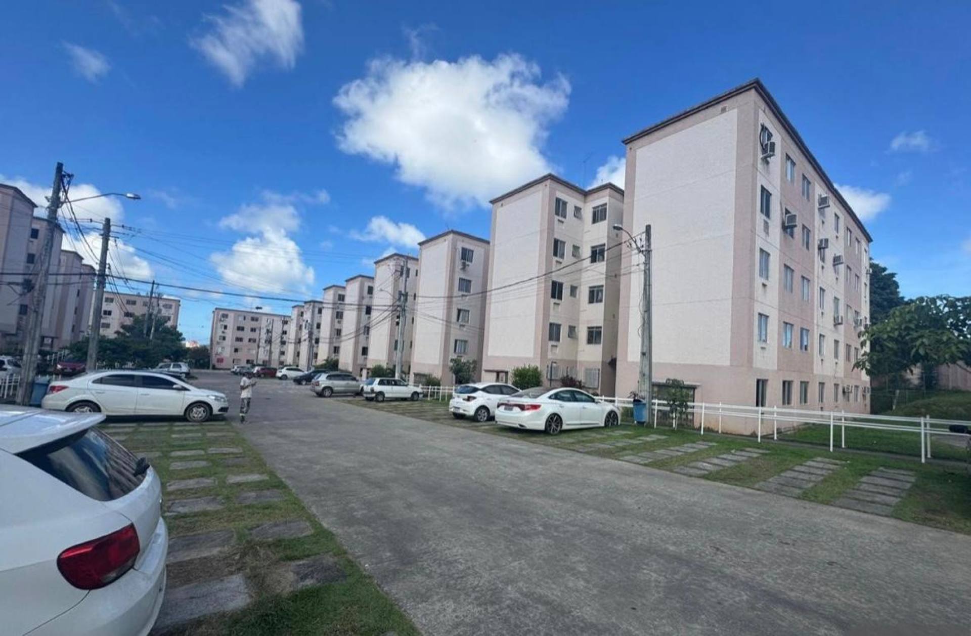 Apartamento 2/4, vaga de garagem próximo ao antigo Max.