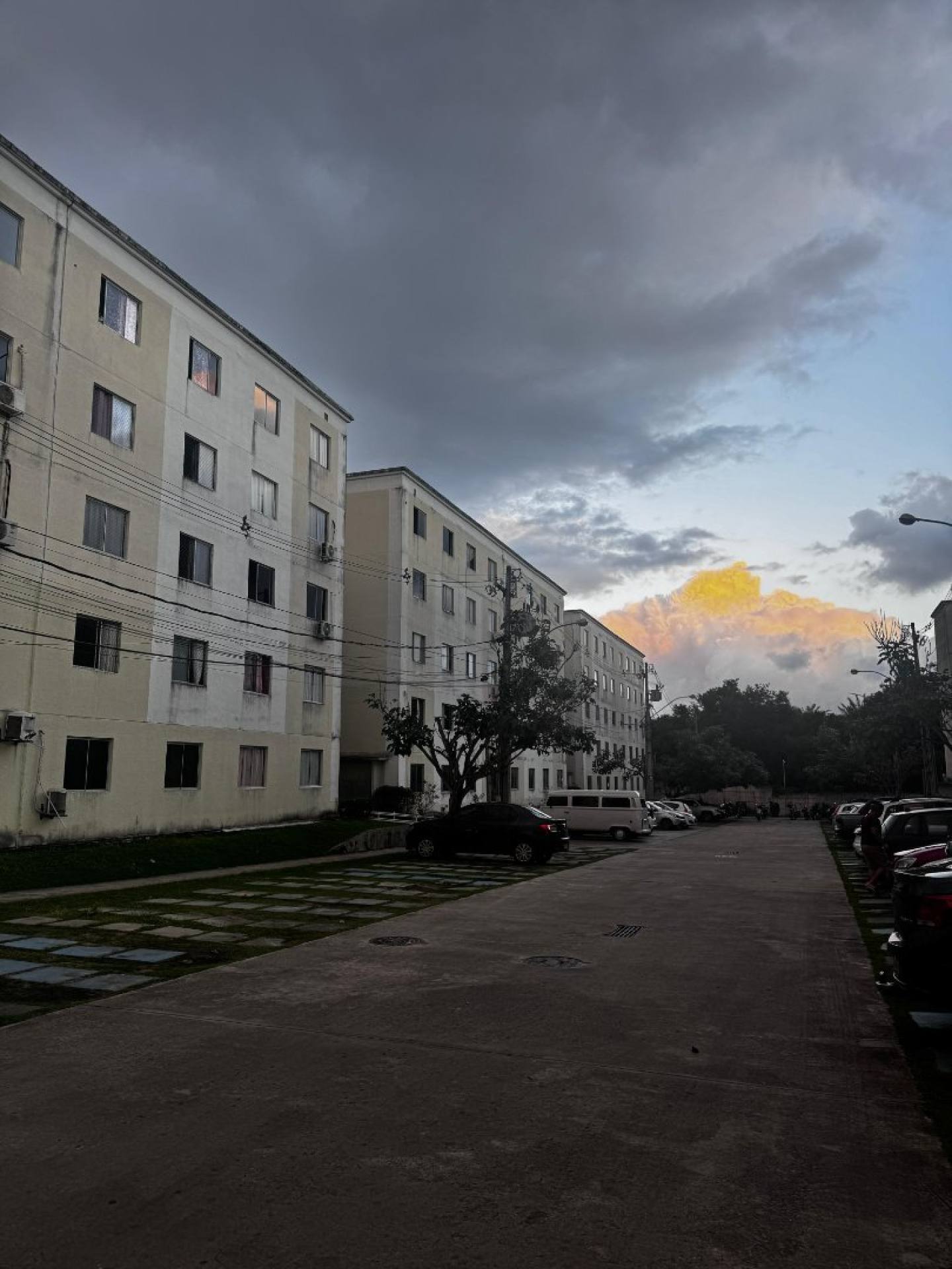 Apartamento 2/4 reformado atrás do shopping busca vida - Abrantes.