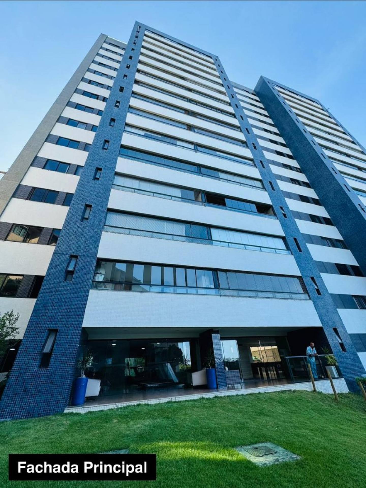 Apartamento com 4/4 Alto Padrão com Vista Mar – Patamares.