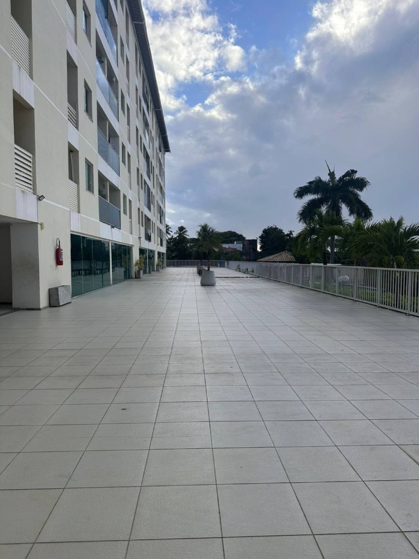 Apartamento 2/4, nascente em frente ao shopping busca vida.