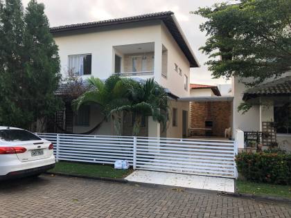 Casa em Condomínio Fechado – Foz do Joanes.