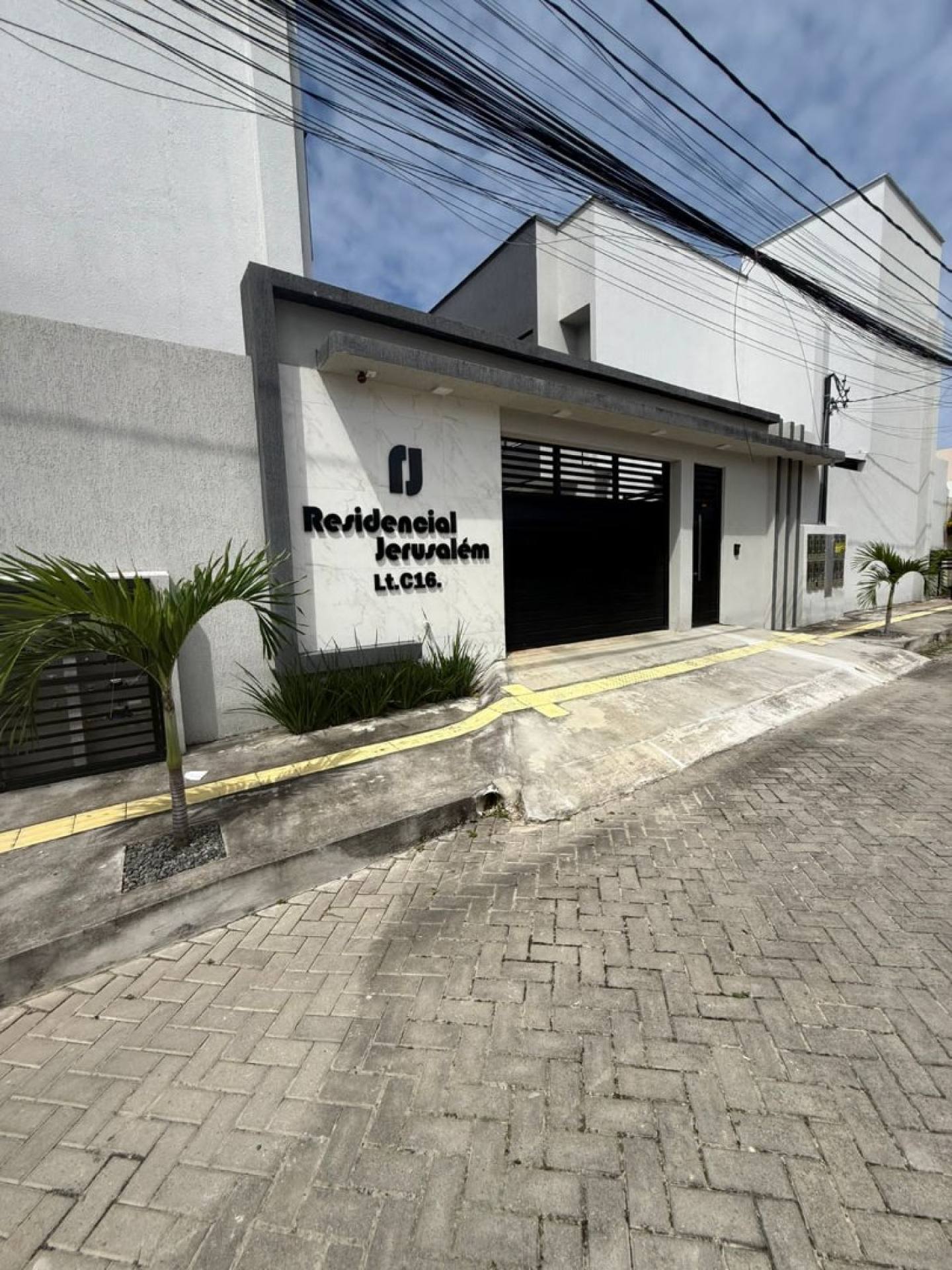 Casa à venda em Buraquinho – Condomínio Portão do Sol.