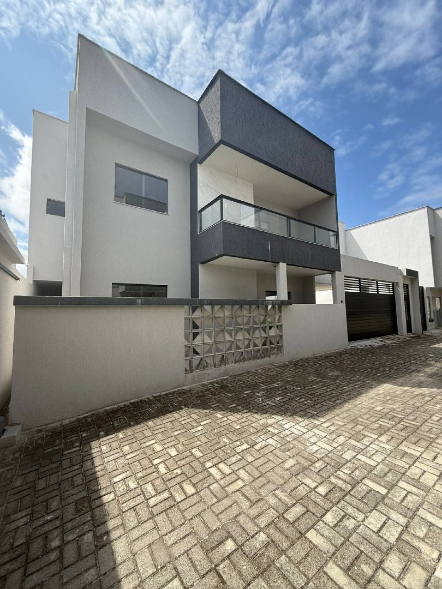 Casa de á Venda com 4/4, sendo 4 suítes no Condomínio Ilha dos Pássaros.